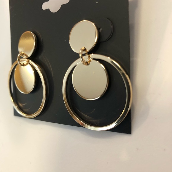 Tahari Fashion Earrings - Picture 2 of 3